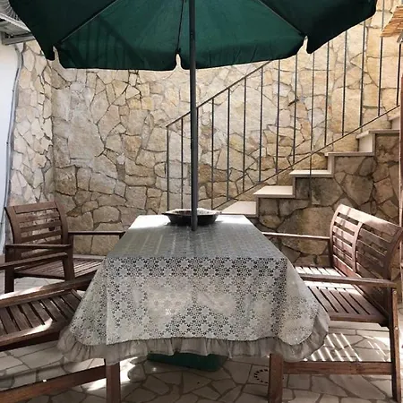 ベッド・アンド・ブレックファスト Odegos Mono & Trilo 3*