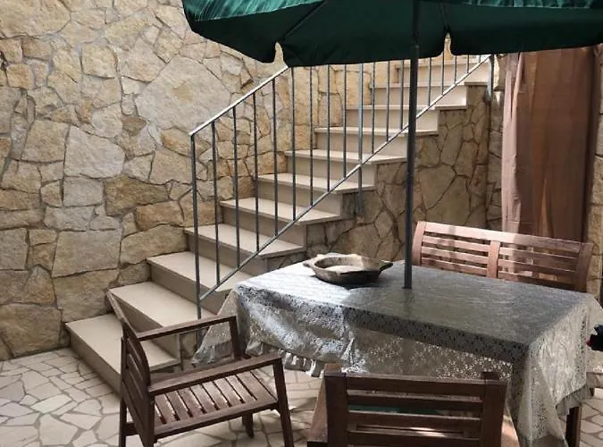 Odegos Mono & Trilo Bed and Breakfast